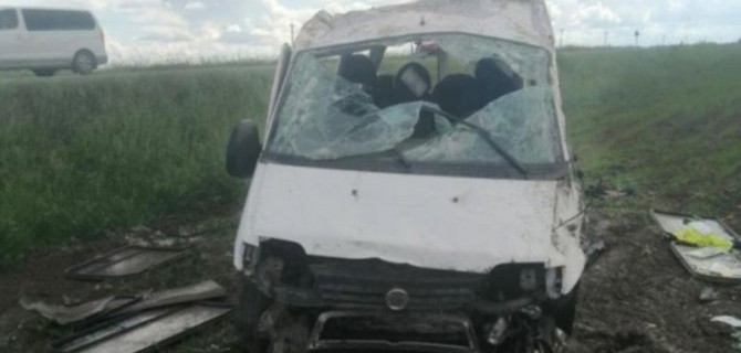 Два человека пострадали при опрокидывании микроавтобуса в Ульяновской области