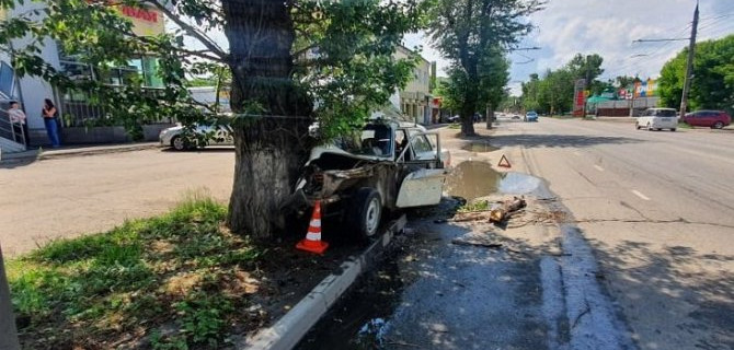 В Иркутске автомобиль врезался в дерево – пострадали три человека