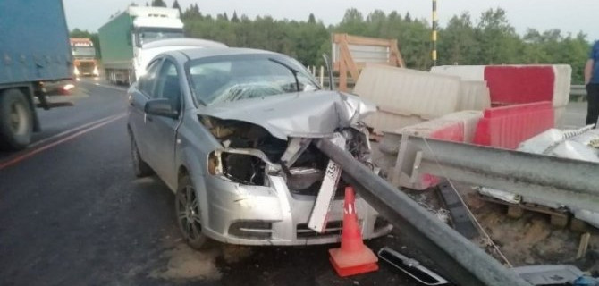 В Вологодской области машина нанизалась на отбойник