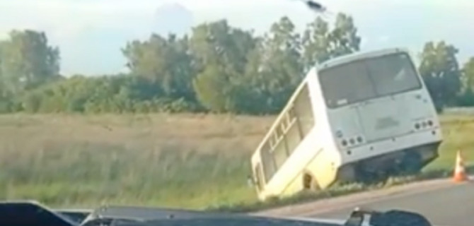 Под Новосибирском автобус съехал в кювет – пострадал подросток