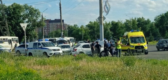 В Оренбурге иномарка, уходя от погони, врезалась в столб