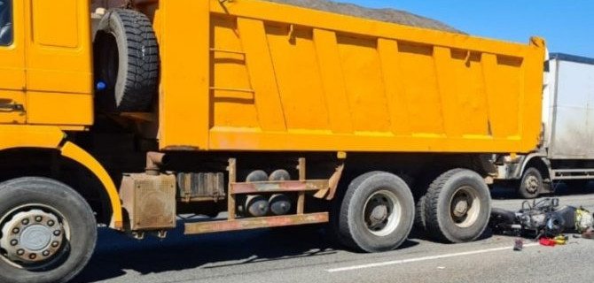 В Петербурге мотоциклист погиб в ДТП на КАД, врезавший в стоящий самосвал