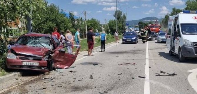 Под Майкопом произошло ДТП с участием трёх легковых автомобилей и пассажирского автобуса