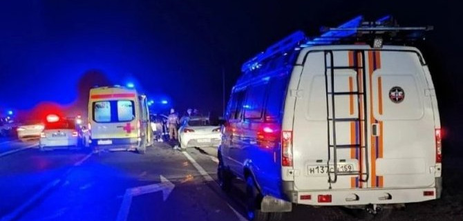 Между Пермью и Екатеринбургом столкнулось 3 автомобиля — 6 человек пострадало