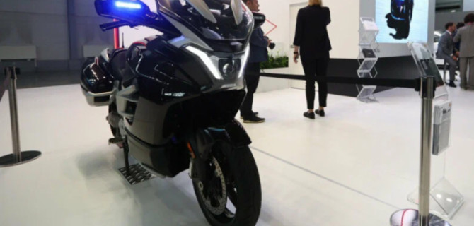 Представлен электроцикл Aurus Merlon