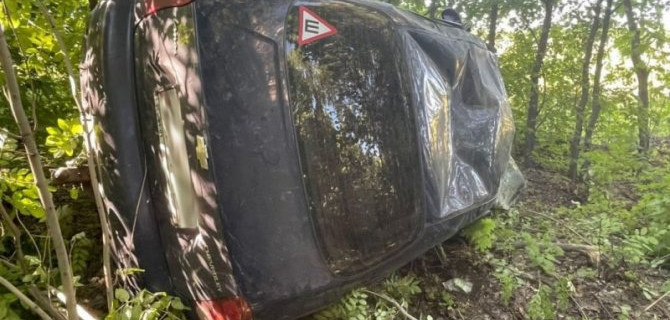 Два человека пострадали при опрокидывании автомобиля в Воронежской области