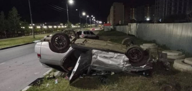 В Саратове после ночного ДТП опрокинулась легковушка