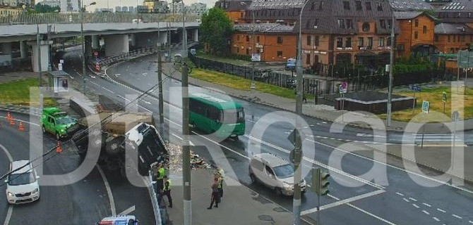 В Москве мусоровоз опрокинулся и засыпал улицу содержимым