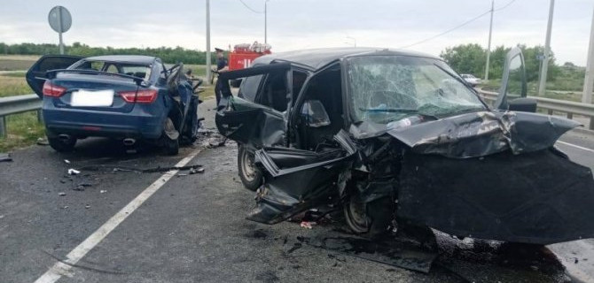 Водитель «Лады» погиб в ДТП в Саратовской области