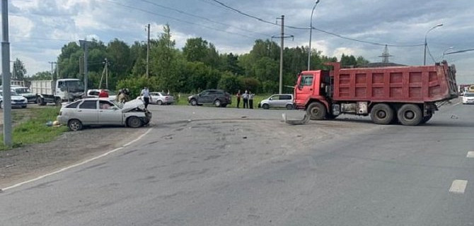 Водитель ВАЗа погиб в ДТП под Новосибирском