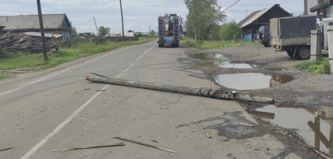 В Иркутской области тягач зацепил провода — на школьницу упал столб