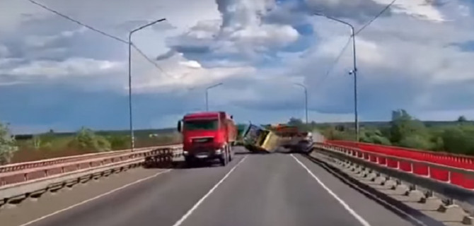 В Курганской области сорвавшийся с грузовика каток убил водителя легковушки