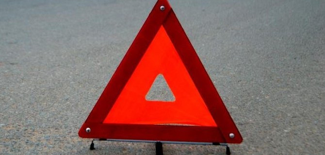 В Таганроге после ДТП опрокинулась машина – пострадал человек