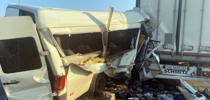 Один человек погиб, десять пострадали в ДТП в Краснодарском крае