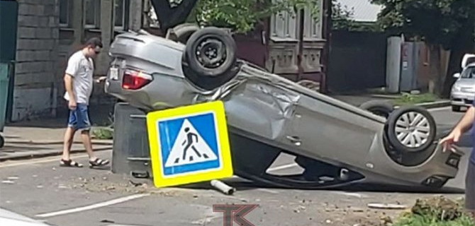 В Краснодаре после ДТП «Лада» опрокинулась на крышу
