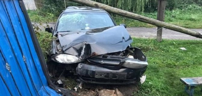 В Брянской области пьяная женщина на Chevrolet врезалась в столб