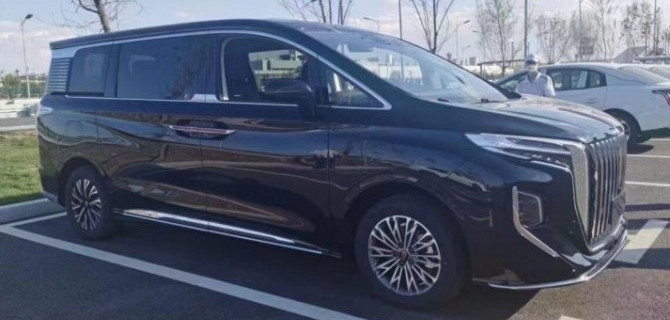 В Китае замечен первый минивэн фирмы Hongqi