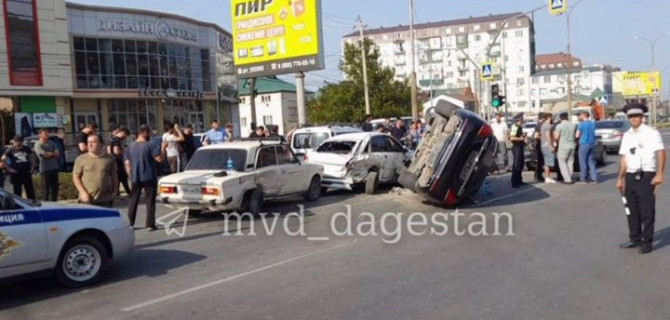 В Махачкале водитель протаранил семь автомобилей на светофоре
