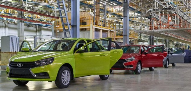 Производство автомобилей Lada Vesta возобновится не ранее будущей весны