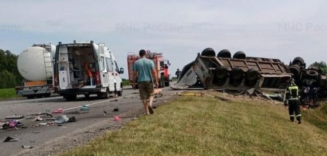 Под Клинцами смертельное ДТП — фура в кювете, двое погибших