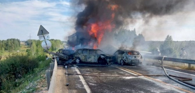 В Вологодской области грузовик протаранил семь автомобилей – все загорелись