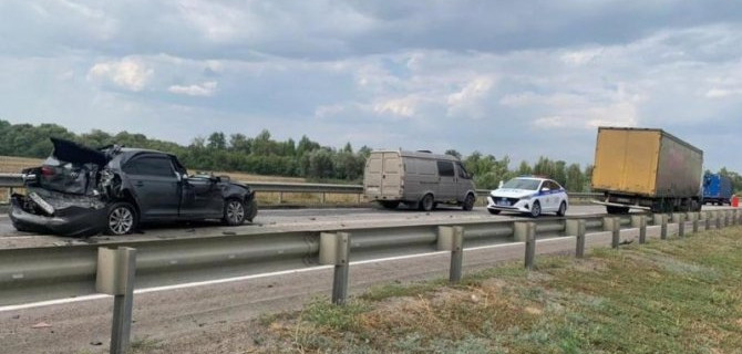 Девушка пострадала в ДТП с грузовиками в Волгоградской области