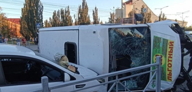 В центре Омска в результате ДТП опрокинулась маршрутка. Пострадали семь человек