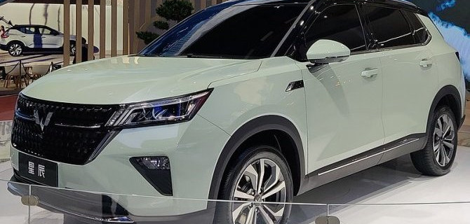В Поднебесной представлен новый гибридный кроссовер от Wuling