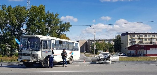 В Новосибирской области столкнулись автобус и иномарка, пострадала женщина