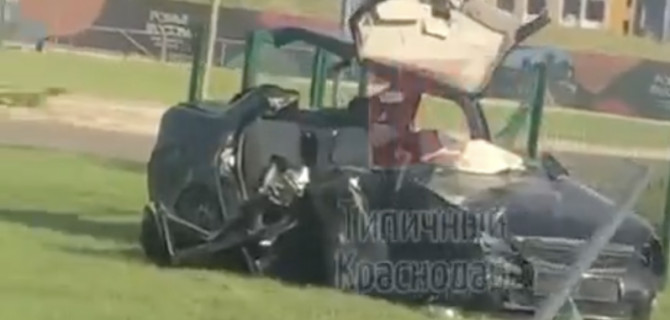 Юную пассажирку автомобиля, попавшего в ДТП в Краснодаре, из покореженного салона извлекали спасатели