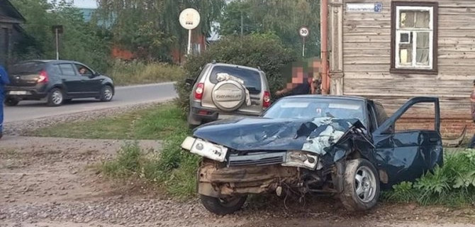 Водитель ВАЗа пострадал в ДТП в Тверской области