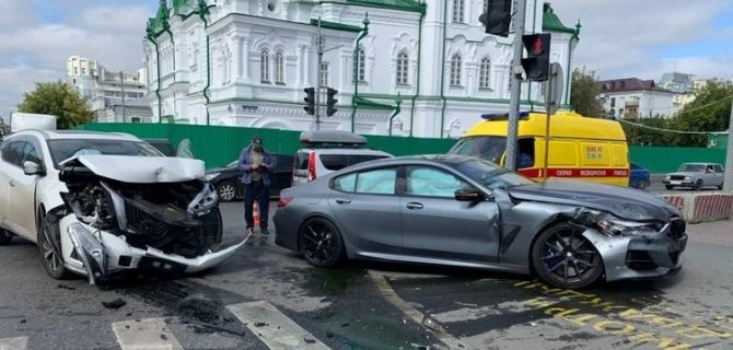 В Тюмени после ДТП автомобиль отбросило на пешехода