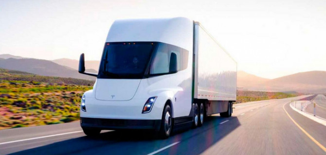 Представлена серийная версия электрического грузовика Tesla Semi