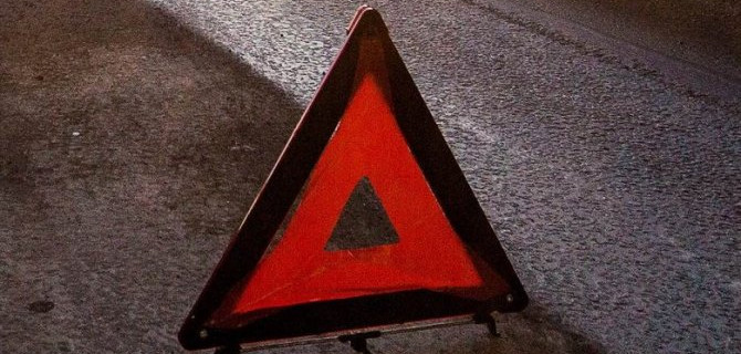 В Волгограде автомобили после ДТП врезались в столбы