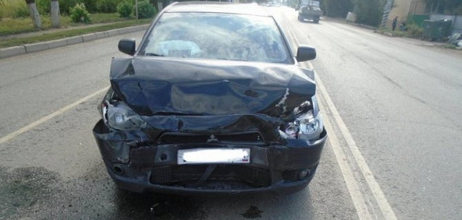 В Энгельсе «Ладу» после ДТП отбросило на ребенка