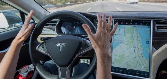Владельцы электромобилей Tesla ругают обновлённый автопилот