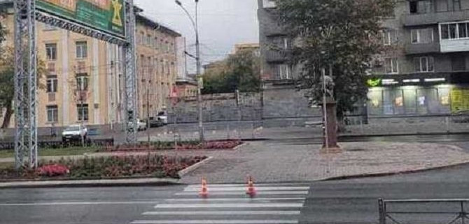 В Новосибирске водитель сбил двух пешеходов и скрылся