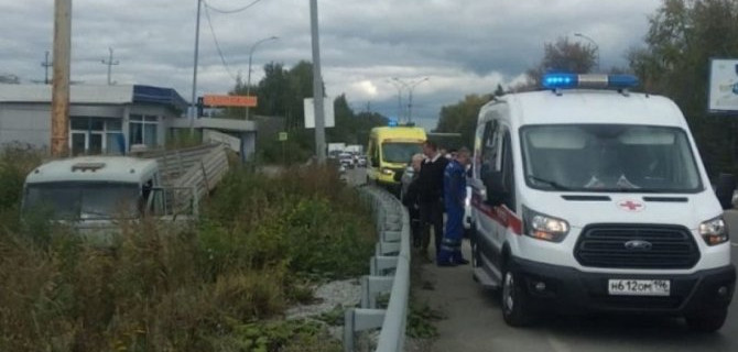 Водитель грузовика погиб в ДТП в Екатеринбурге