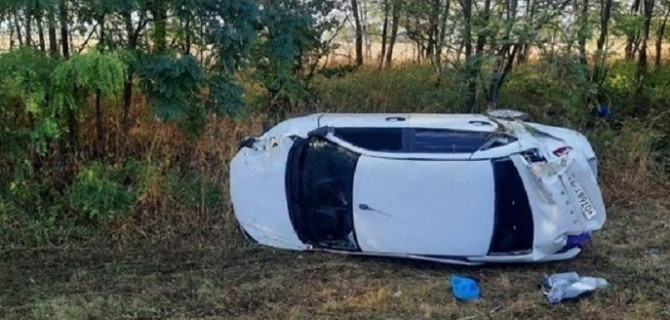 Три человека пострадали при опрокидывании «Лады» в Ростовской области