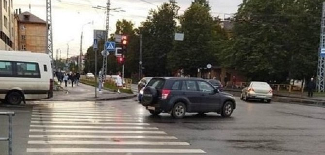 В Петрозаводске сбили 17-летнюю девушку, переходивщую на «красный»