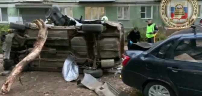 В Перми иномарка врезалась в дерево – погибли двое