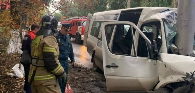 В ДТП с микроавтобусом в Саратове пострадали 18 человек