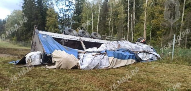 Водитель грузовика пострадал в ДТП в Ярославской области