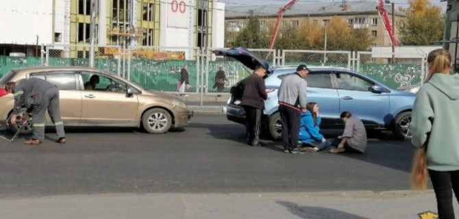 В Новосибирске на переходе сбили девушку