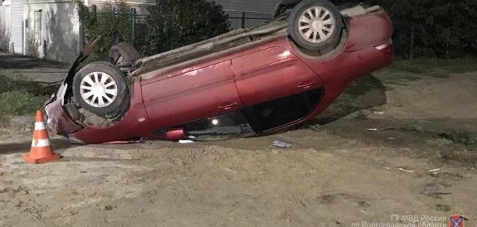 В Волгоградской области иномарки врезалась в столб и опрокинулась – пострадали две девушки