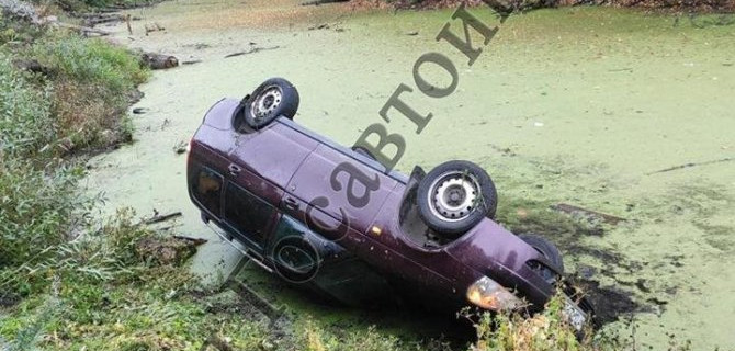 В Заокском районе «Лада» свалилась в болото – водитель погиб