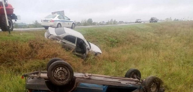 Под Самарой после ДТП опрокинулся ВАЗ