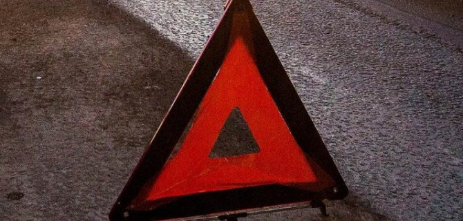 Под Орлом иномарка врезалась в столб – пострадал водитель