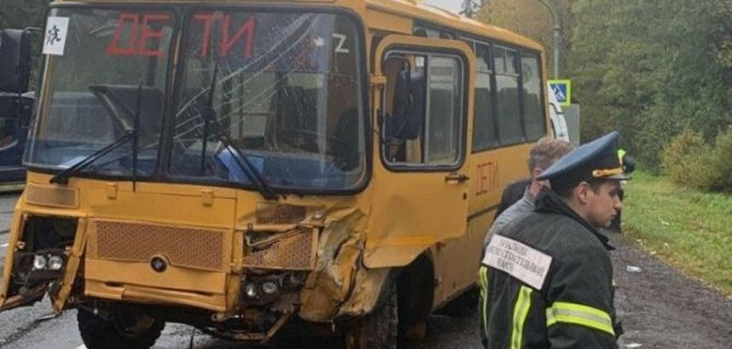 В Ленобласти после ДТП девочка вылетела из окна школьного автобуса