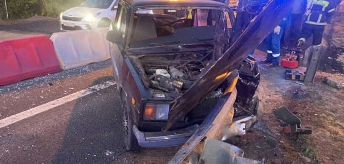 В Тверской области ВАЗ врезался в отбойник – водитель погиб